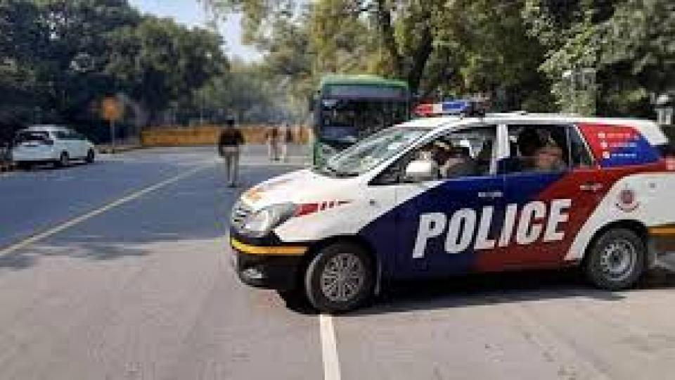 Delhi Police busts fake premium mobile phone racket, 4 held