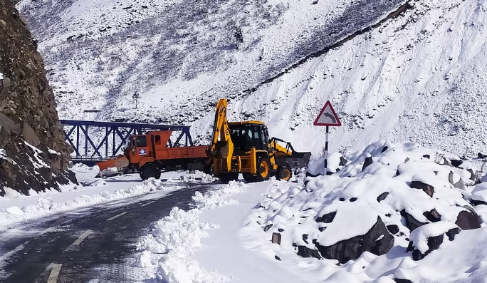 srinagarkargilroadremainsclosedfor8thconsecutivedayamidfreshsnowfallandavalanches