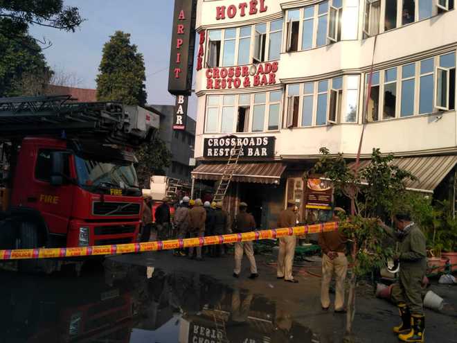 17killedinmassivefireincentraldelhihotel