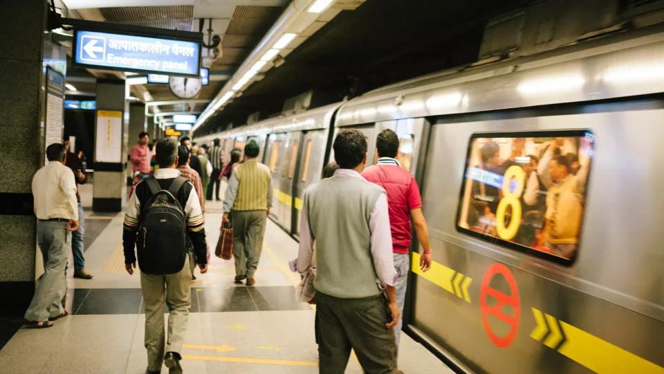 cashamountingtors40lakh89laptops193mobilesleftbypassengersindelhimetroin2024