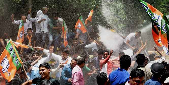 delhi:bjpworkersprotestagainstaapgovernmentoverwatercrisis