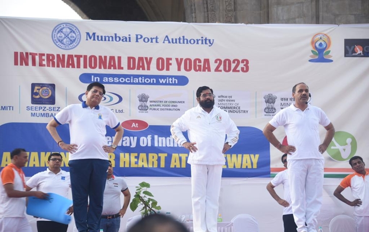 maharashtracmeknathshindeandunionministerpiyushgoyalparticipatedinyogademonstrationsaticonicgatewayofindia