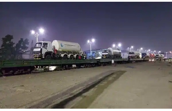26oxygentankerstoarriveinkolhapurrailwaygoodsyardinmaharashtra