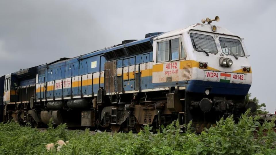 indianrailwayshiringnotificationsissuedforover32000vacancies