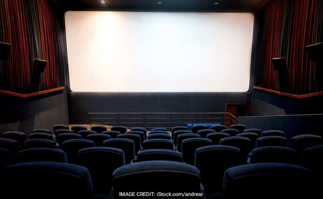 chennaistudentsallegedlybeatenatmovietheatrefornotstandingforanthem