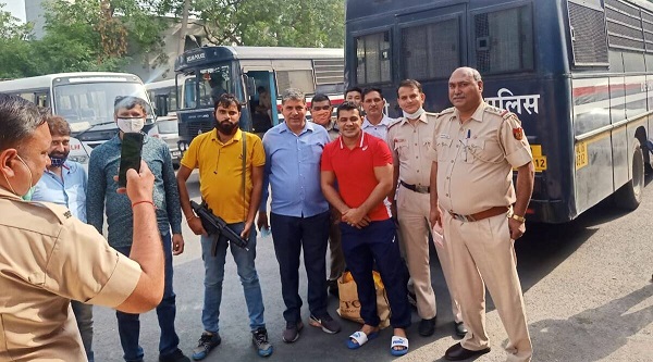 deardelhipolicesushilkumarisastarwrestlerbutwhytakefanphotoswithamurderaccused?