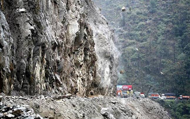 jammusrinagarnhclosedforvehicularmovementduetolandslide