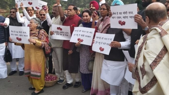 congressmpsprotestinparliamentcomplexoverrisingonionprices