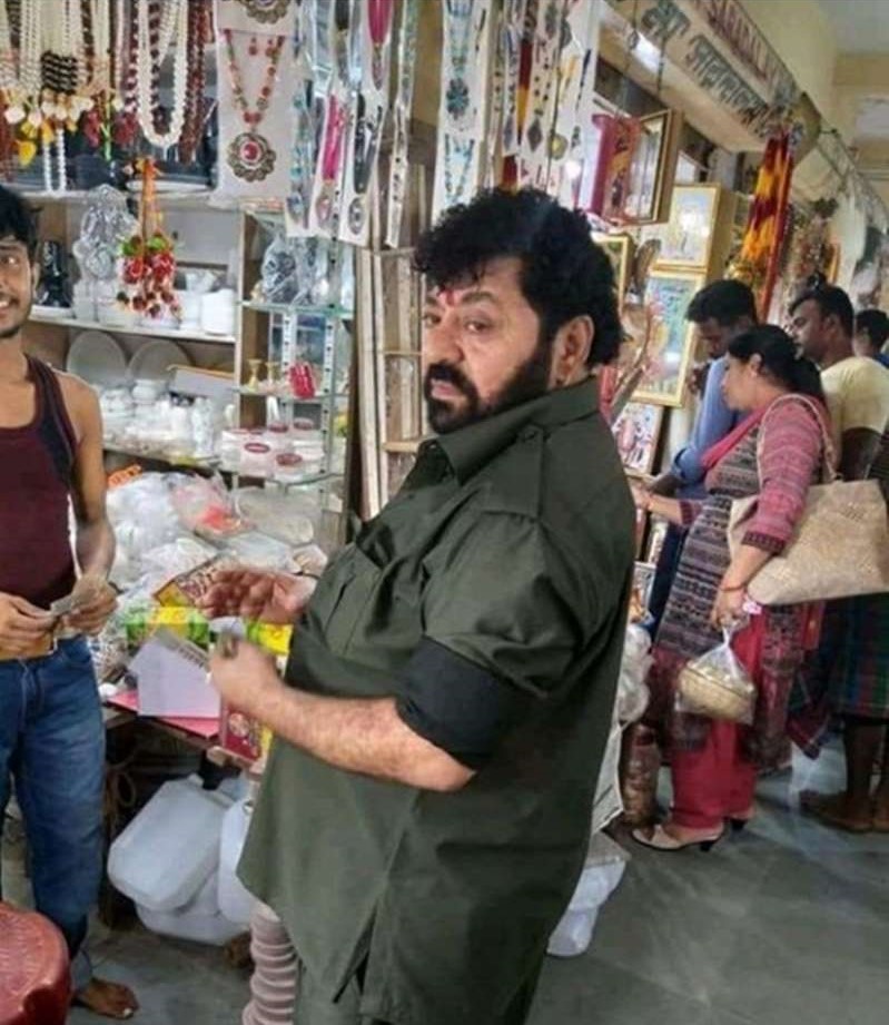 gabbarsinghakaamjadkhanslookalikeisnotfromkarachibutkolkata