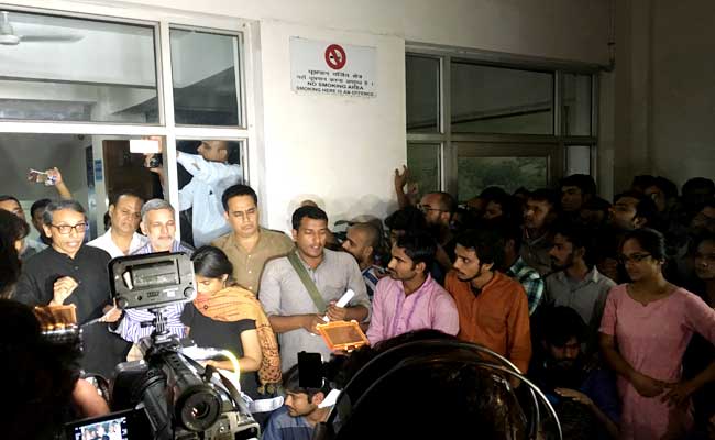 inmidnightprotestatjnuhundredssurroundvicechancellorovermissingstudent