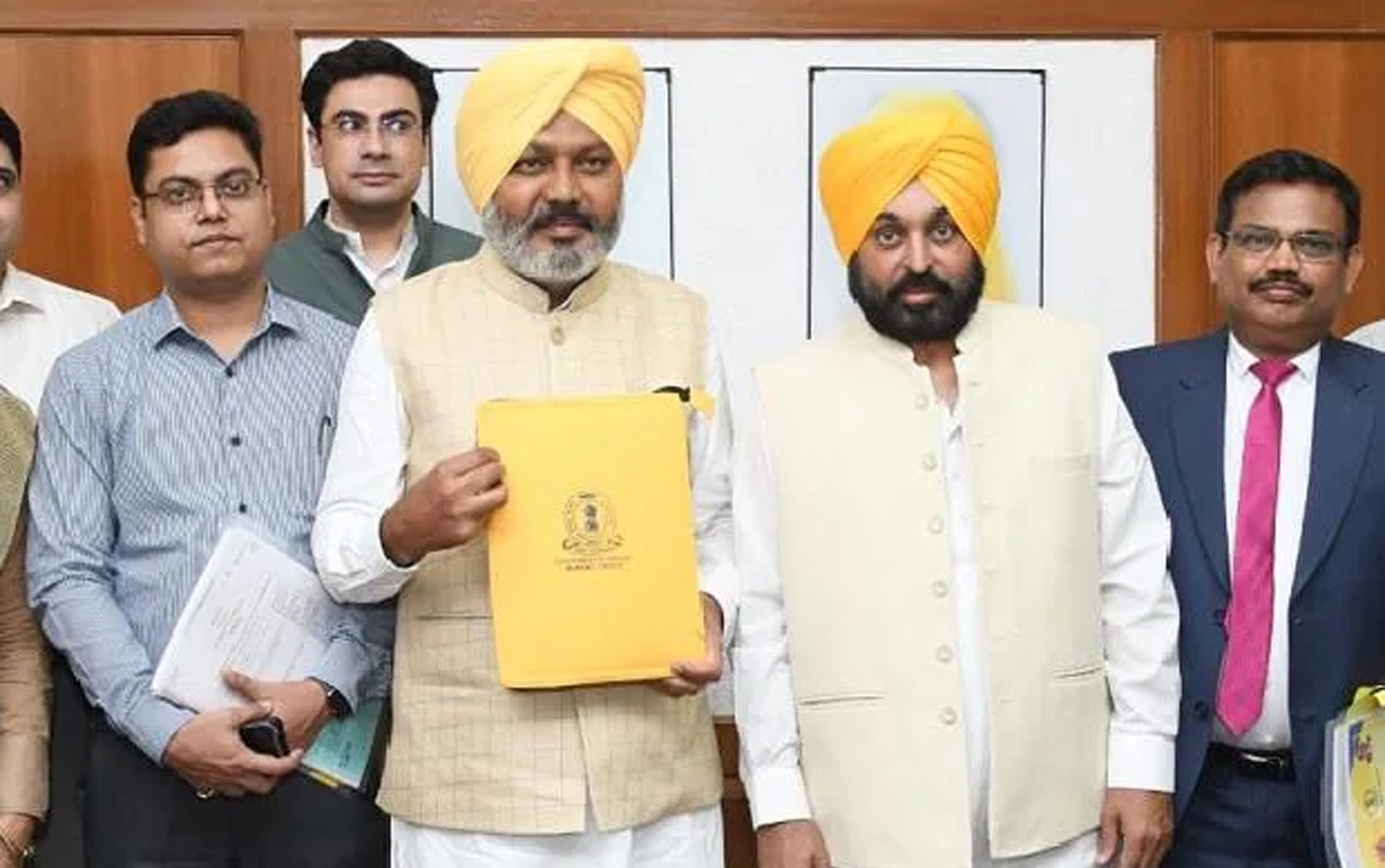 punjabfinanceministerharpalsinghcheemapresentsrs196lakhcrorestatebudgetforfy202324instateassembly