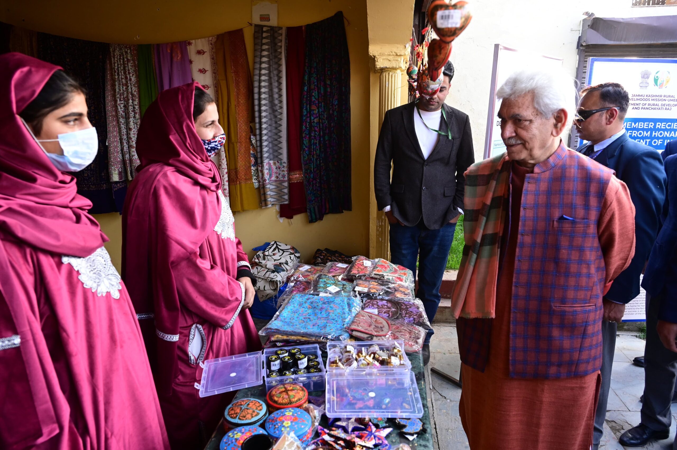 lgmanojsinhavisitshandicraftandhandloomexhibitionatkashmirhaatinsrinagar