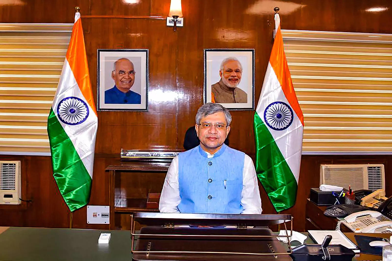 ministerofrailwaysashwinivaishnawannouncesthemebasedtouristciucuittrainsbharatgaurav