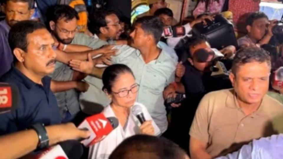 westbengalcmpayssurprisevisittoprotestsiteofdoctors