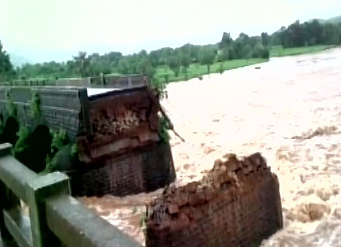 22feareddeadinmaharashtrabridgecollapse;rescueoperationsresume