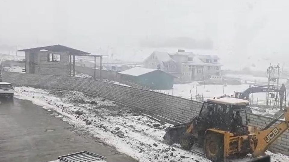 Fresh snowfall in higher reaches of South Kashmir