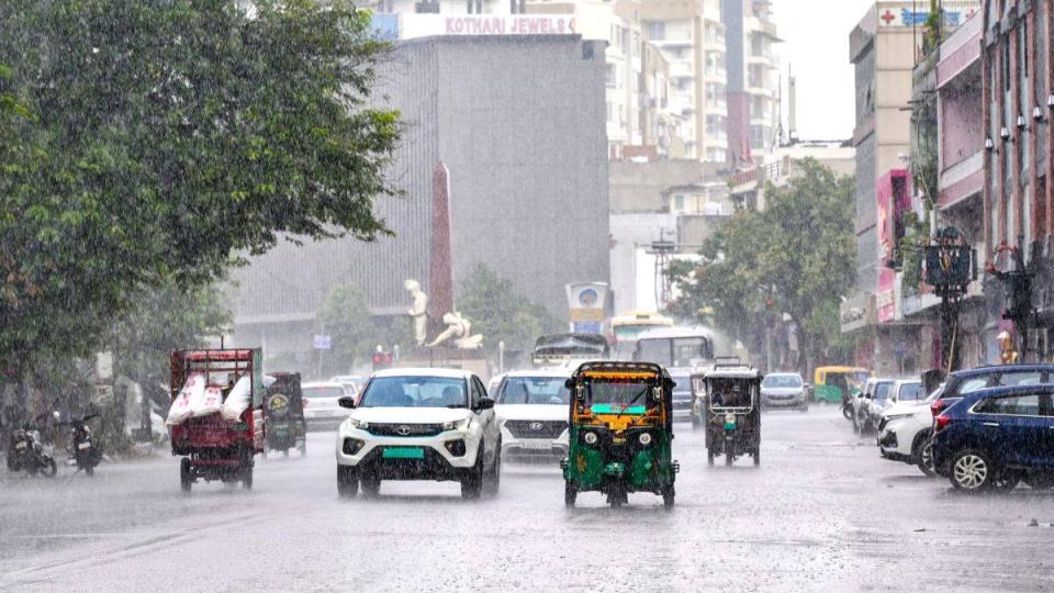 Maharashtra govt orders early office closure, work-from-home 