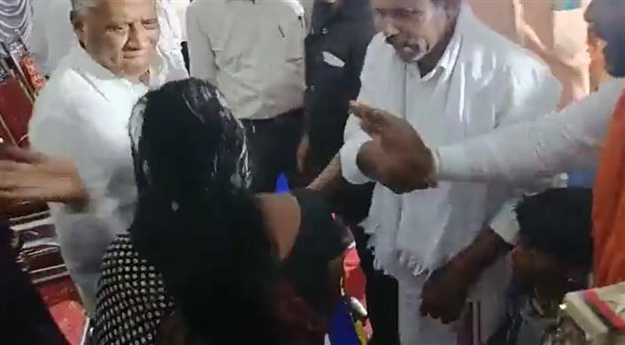 karnatakaministerslapswomanatpublicfunctionvideogoesviral