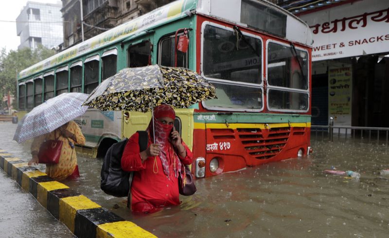 normallifedisruptedinmumbaiduetoheavyrainfall
