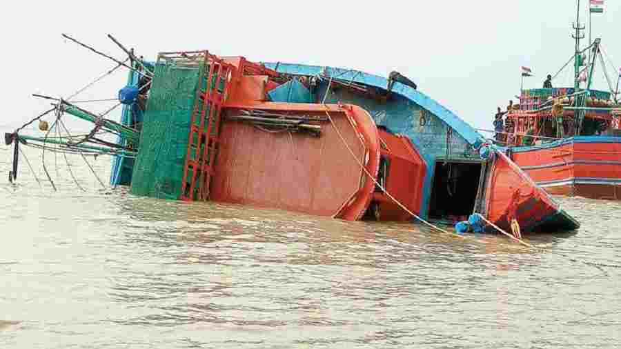4fishermenfrommaharashtradrowninboatmishapoffgujaratcoast