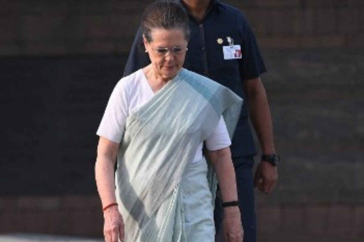 Sonia to attend President address as Congress leaders stuck in Srinagar