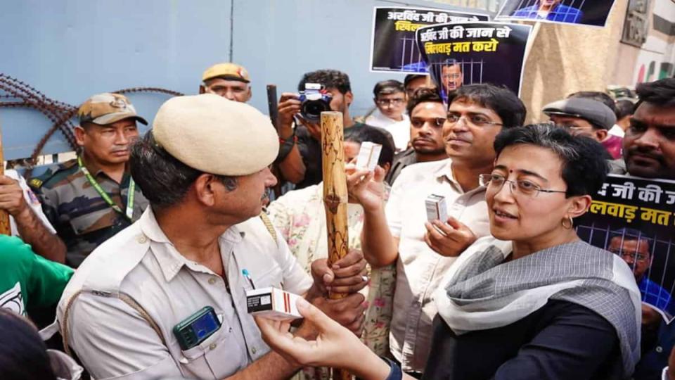 atishiandaapworkerscarryinginsulingatheroutsidetiharjail