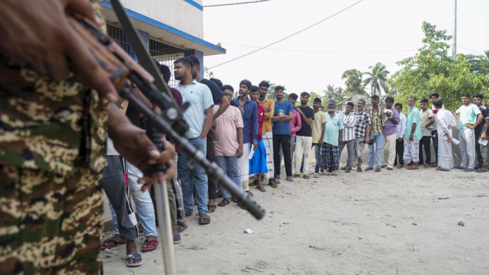 EC Orders Suspension of 5 Police Officers in Bengal 