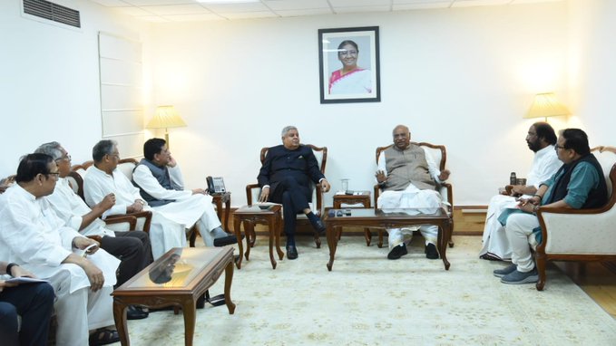 rschairmanjagdeepdhankharholdsmeetingwithfloorleadersofpoliticalpartiesseekscooperation