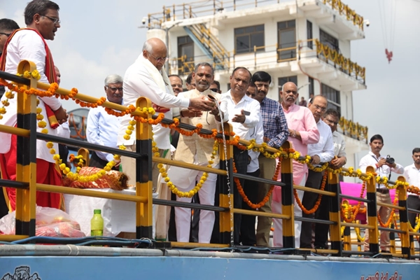 sardarsarovardamfilledtobrim;gujaratcmoffersprayers