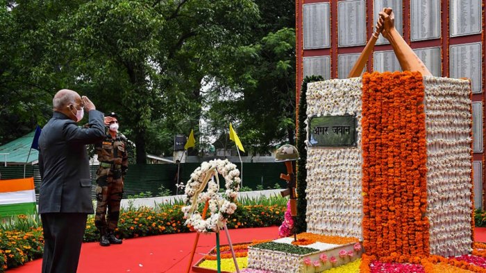presidentramnathkovindpayshomagetowarmartyrsatkargilwarmemorial