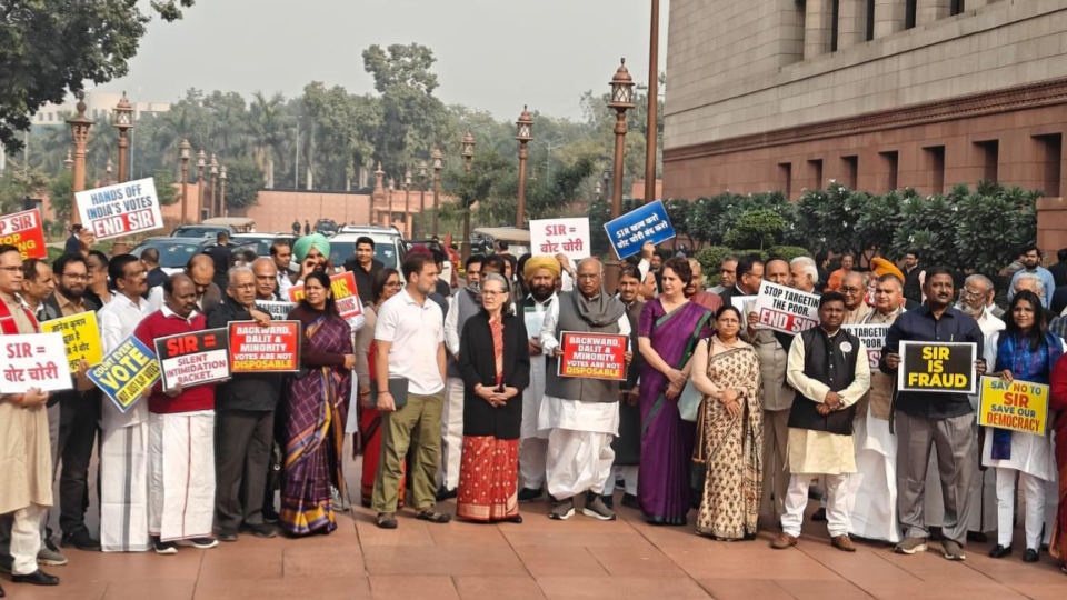 Kharge, Sonia, Rahul, other opposition MPs protest against SIR in Parliament 