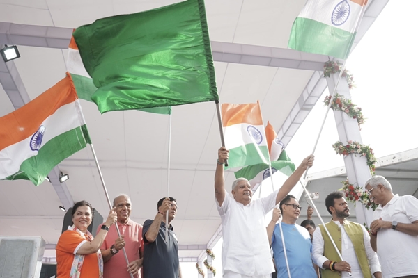 vicepresidentflaggedoffharghartirangabikerallyfrombharatmandapamindelhi
