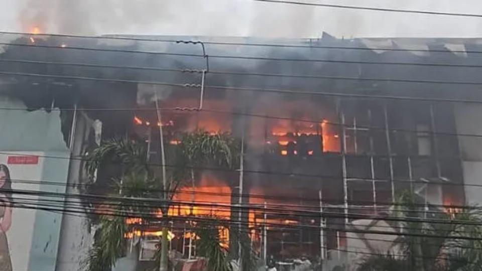 Major Fire Breaks Out at Textile Showroom in Kozhikode, Kerala