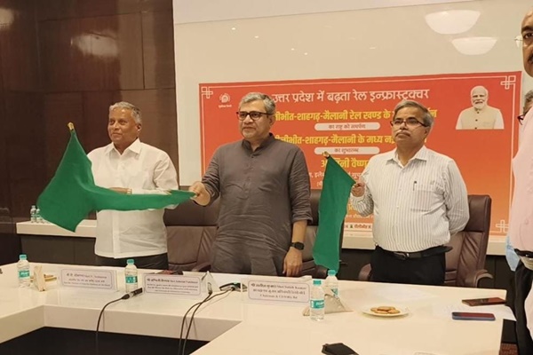 ashwinivaishnavdedicatesgaugeconversionofpilbhitshahgarhrailwaysection
