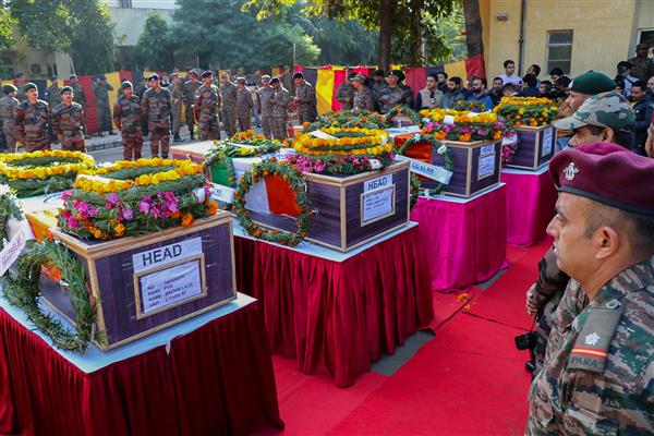 armypaysfloraltributestofourofitspersonnelmartyredinencounterinjkspoonchdistrictondec21