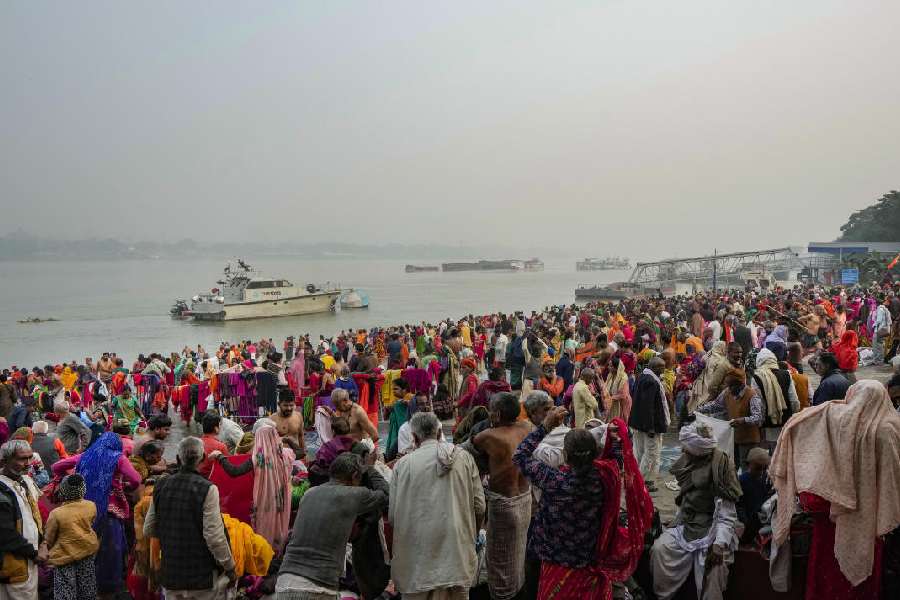 lakhsofpilgrimstakeholydipatgangasagarinbengalonmakarsankranti