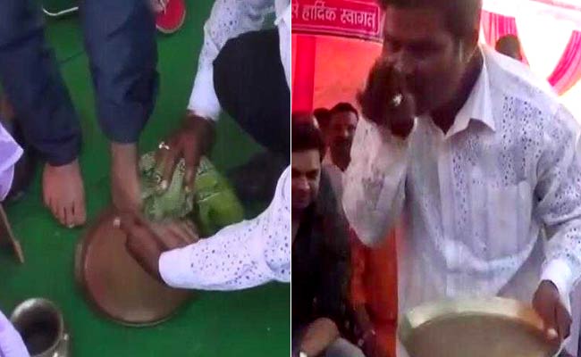 jharkhand:bjpworkerwashesbjpmpnishikantdubeysfeetdrinkssamewater