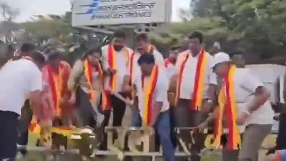 Pro-Kannada activists vandalise Hindi signboard in Bengaluru