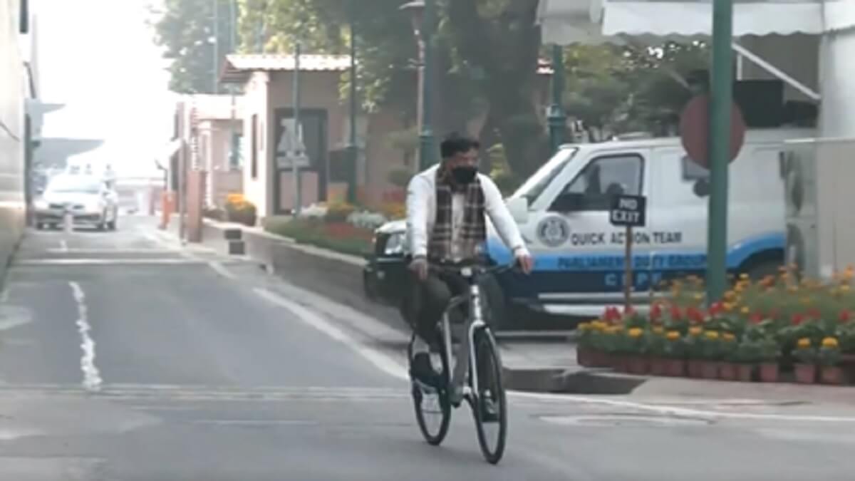 unionhealthministermansukhmandaviyaridesabicycletoparliamentinnewdelhi