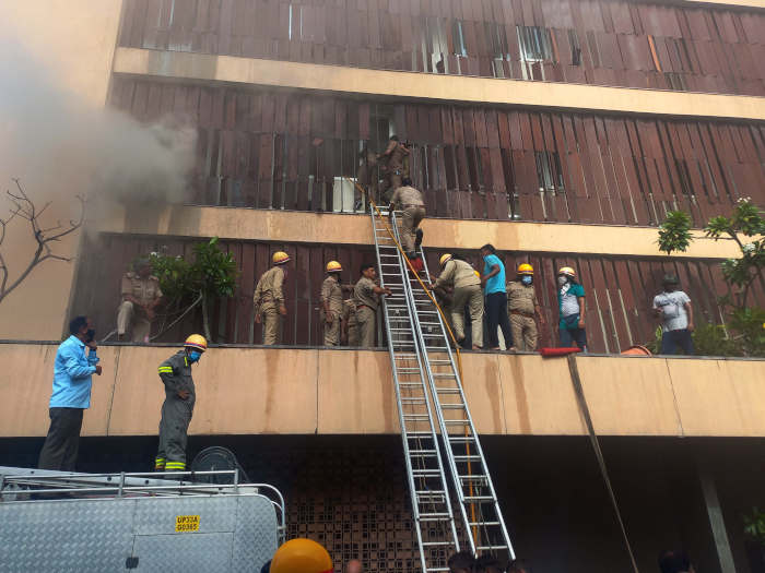 22engineersofficersfoundguiltyinlucknowhotelfireprobe
