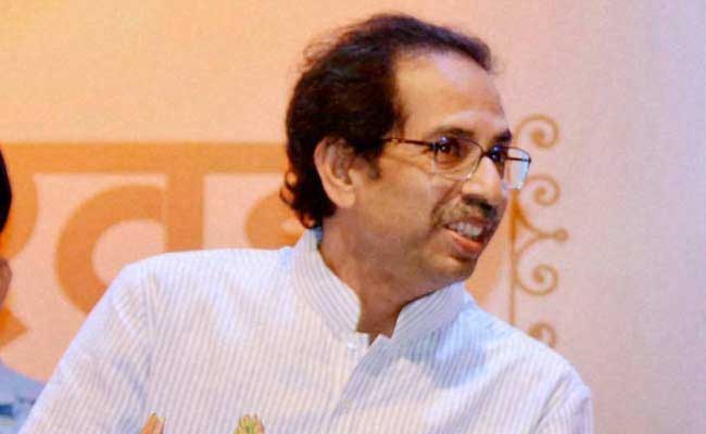 nitingadkariextendsdaughtersweddinginvitationtouddhavthackeray