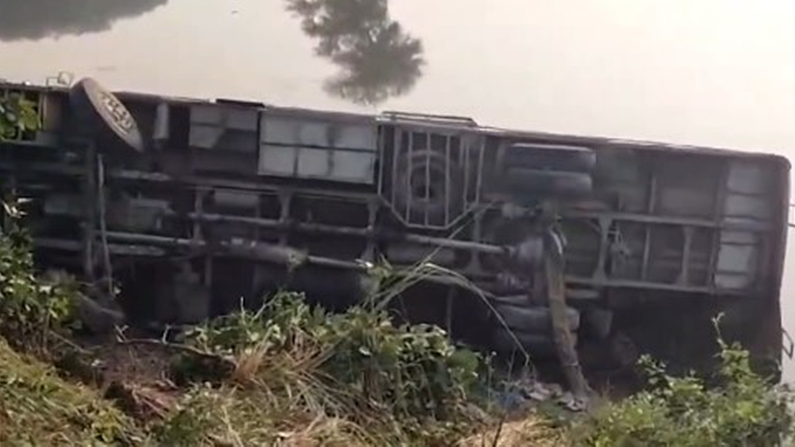 privatebuscarryingbiharpolicepersonnelfallsintoditch29injured