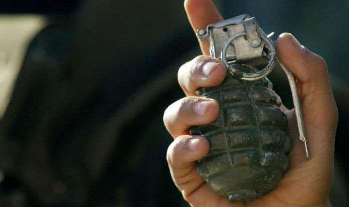 jk:terroristshurlgrenadetowardsdistrictpolicelinesinpulwama