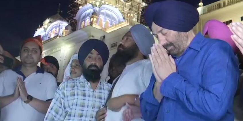 sunnydeoloffersprayersatderababananakgurdwara