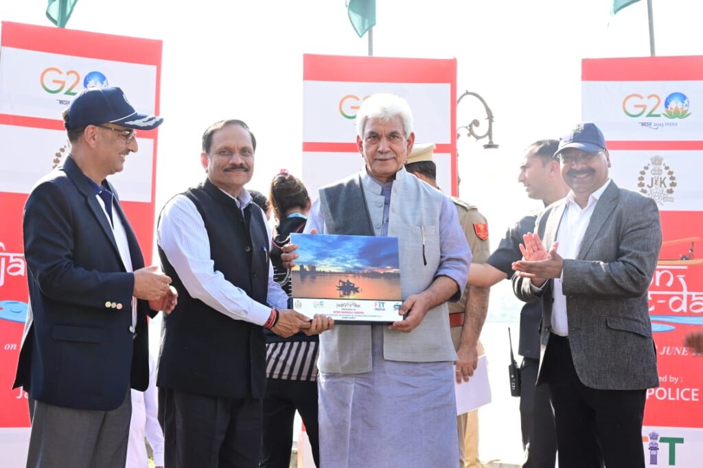 lgmanojsinhafelicitateswinnersof‘jashnedal’watersportseventorganizedbyjkpoliceatsrinagar