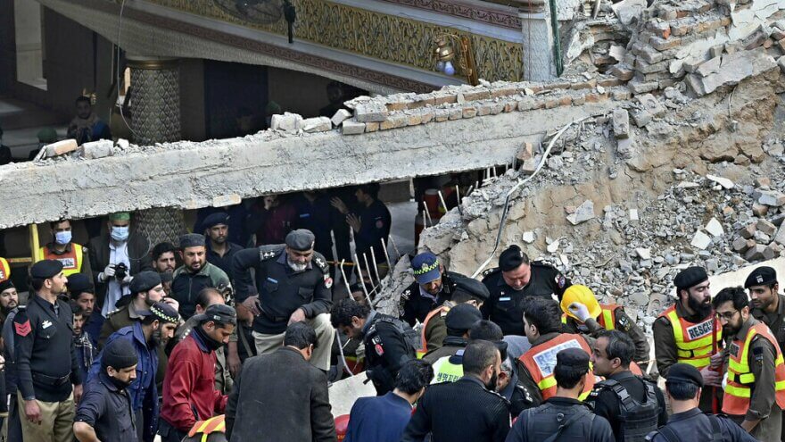 61peoplekilled150injuredinblastoutsidepeshawarmosque