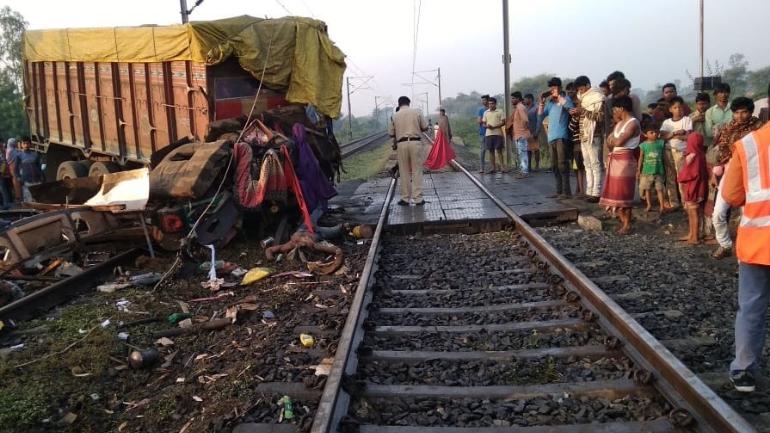 twocoachesofrajdhaniexpressderailsinmadhyapradesh
