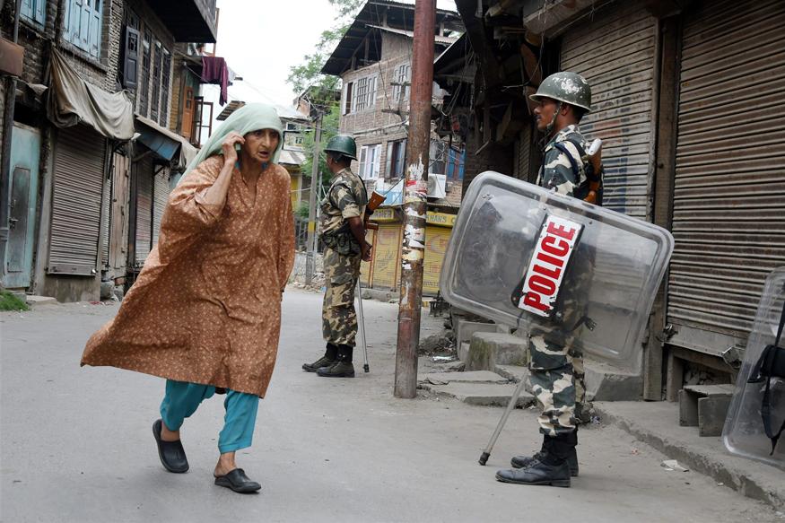 normalliferemainsparalysedcurfewcontinueinkashmirvalley