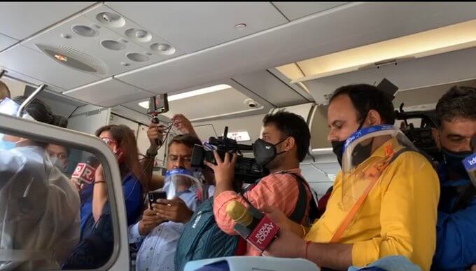 passengerscantakephotosvideosinflightsbutcantuserecordinggadgetsthatviolatessafetynorms:dgca