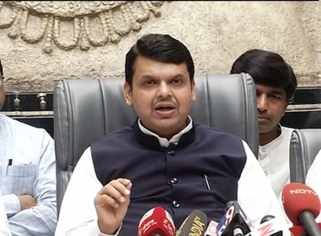 ministersmlaswillcutexpensesgiveup1monthssalaryforloanwaiver:fadnavis